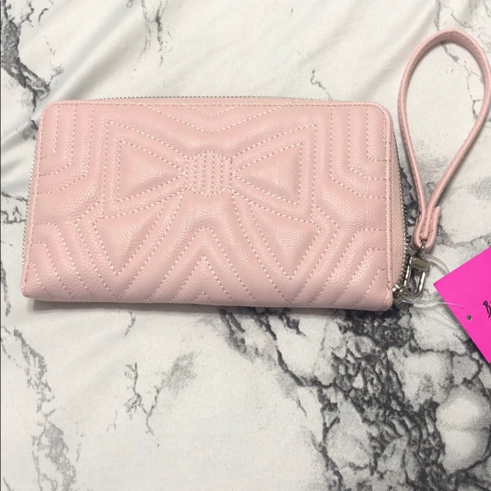 Betsey Johnson💕 wristlet